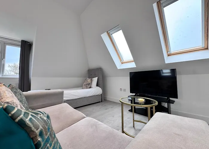 10 Min Drive To Airport - Free Parking - 15 Min Bus Ride - Ev Charge Available