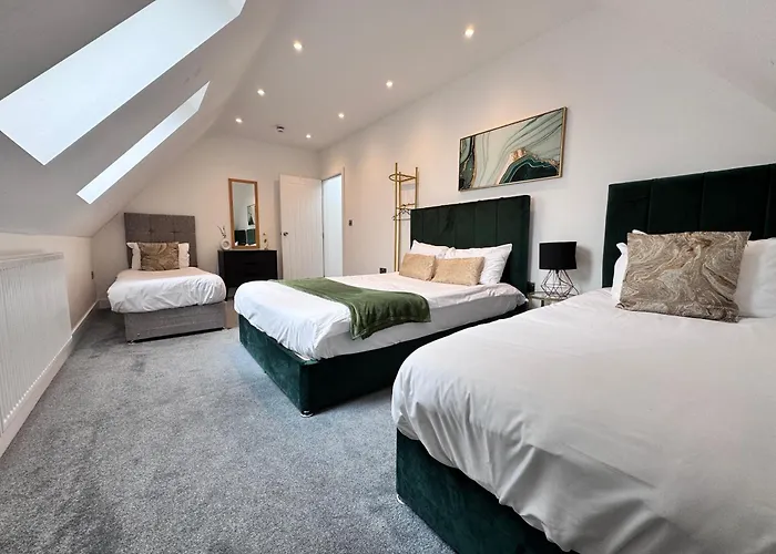 10 Min Drive To Airport - Free Parking - 15 Min Bus Ride - Ev Charge Available