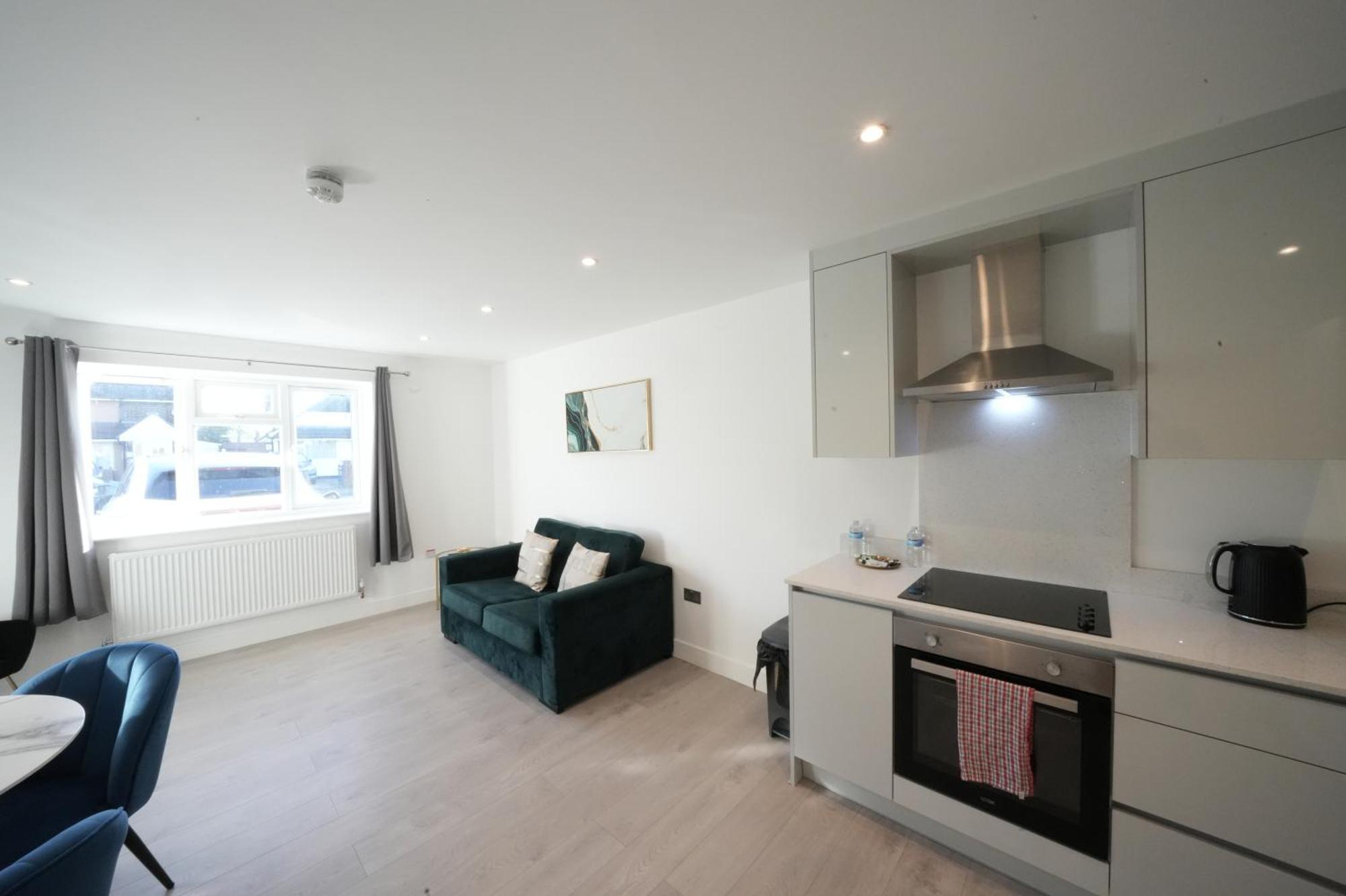10 Min Drive To Airport - Free Parking - 15 Min Bus Ride - Ev Charge Available Appartamento Stanwell