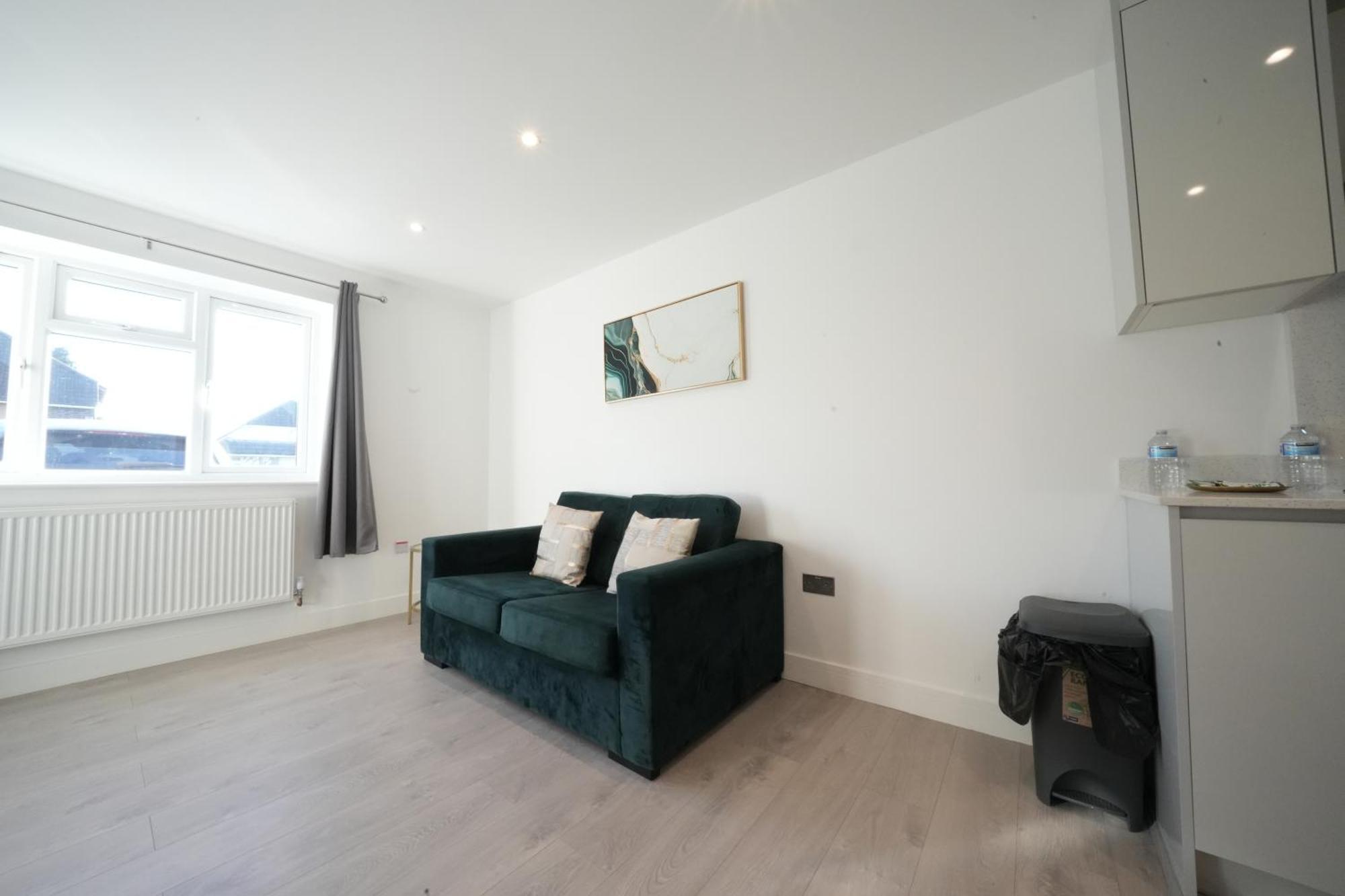 10 Min Drive To Airport - Free Parking - 15 Min Bus Ride - Ev Charge Available Stanwell