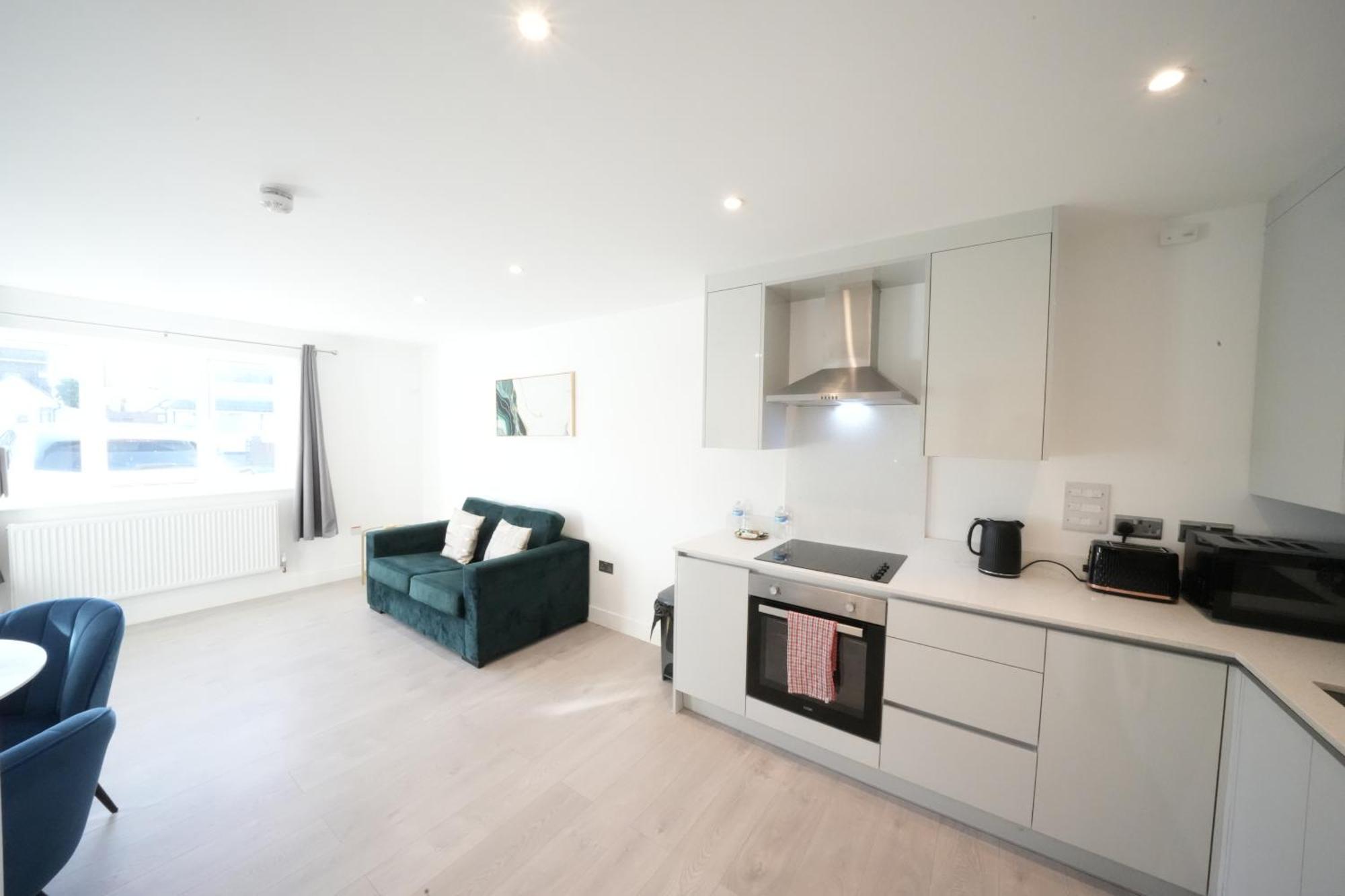 10 Min Drive To Airport - Free Parking - 15 Min Bus Ride - Ev Charge Available