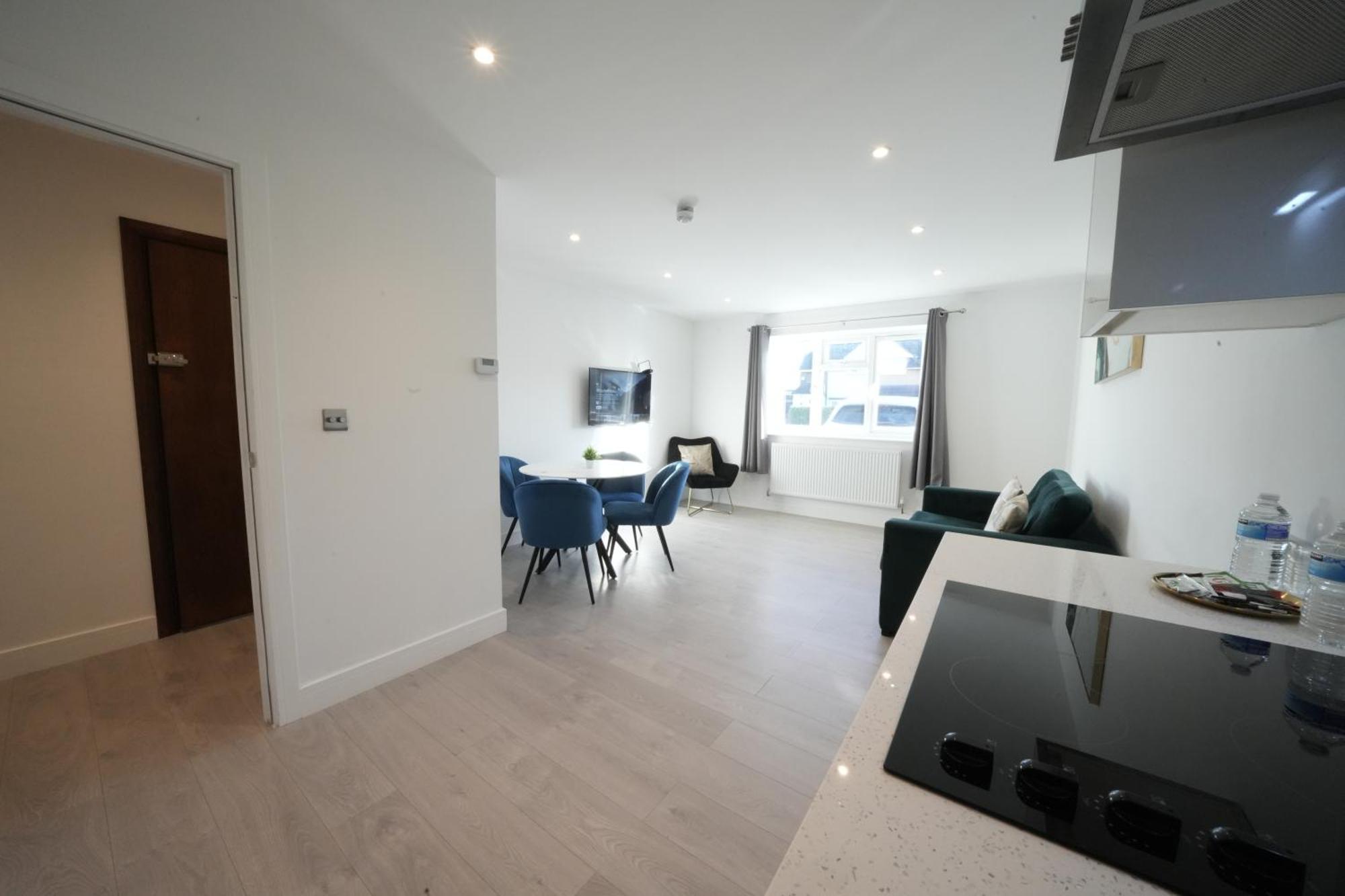 Appartamento 10 Min Drive To Airport - Free Parking - 15 Min Bus Ride - Ev Charge Available *