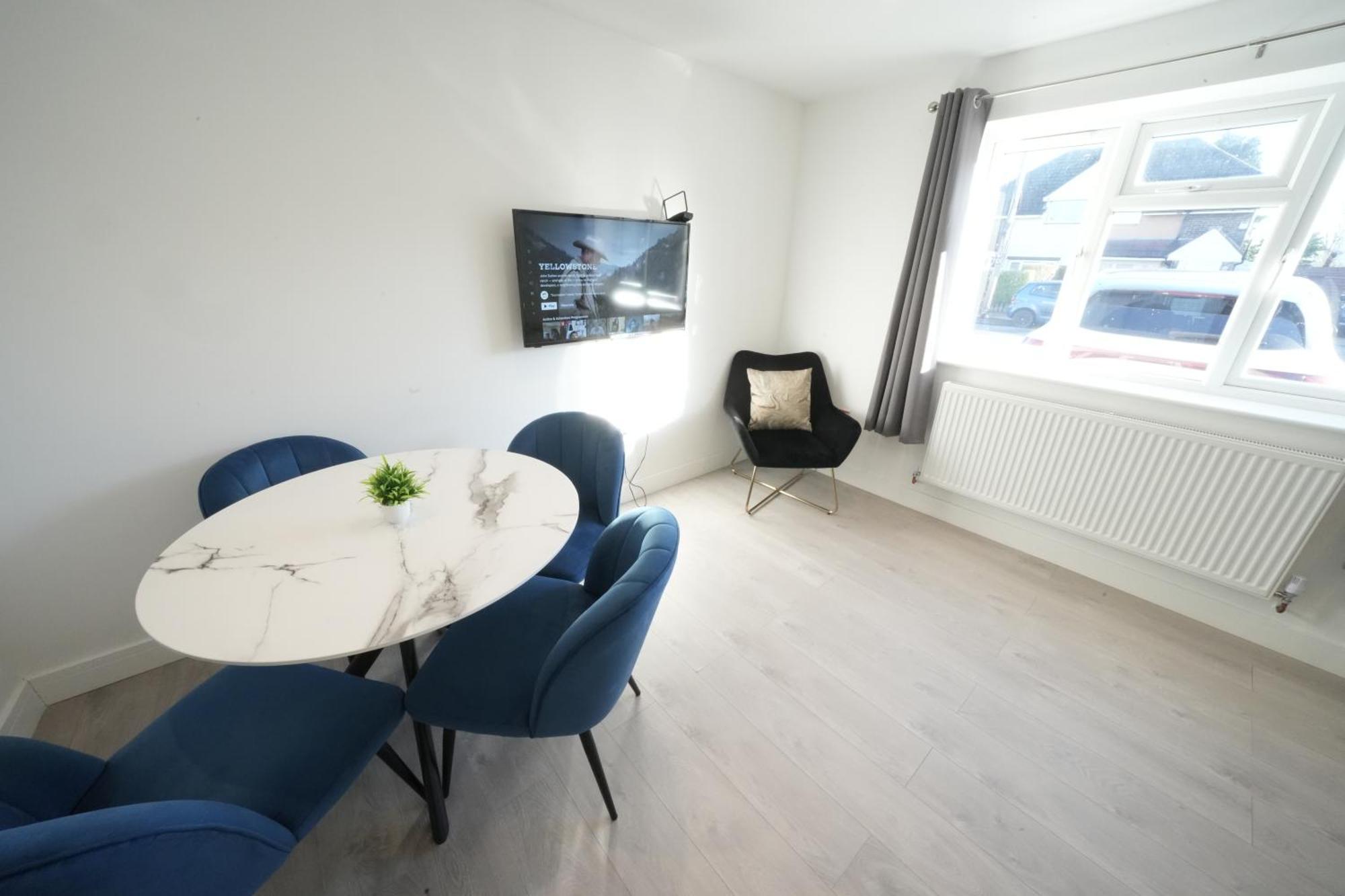 10 Min Drive To Airport - Free Parking - 15 Min Bus Ride - Ev Charge Available Appartamento Stanwell