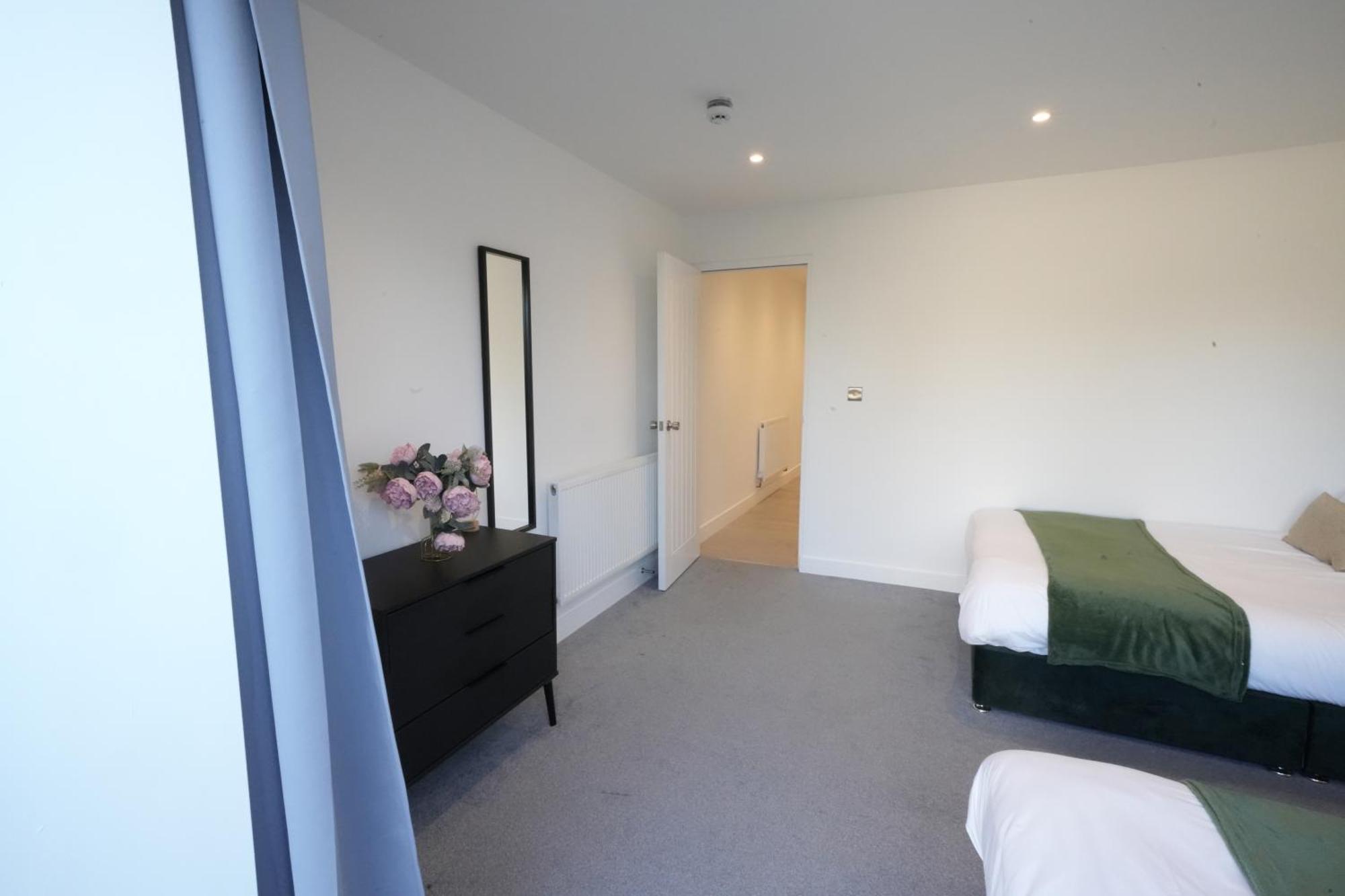 10 Min Drive To Airport - Free Parking - 15 Min Bus Ride - Ev Charge Available Appartamento Stanwell