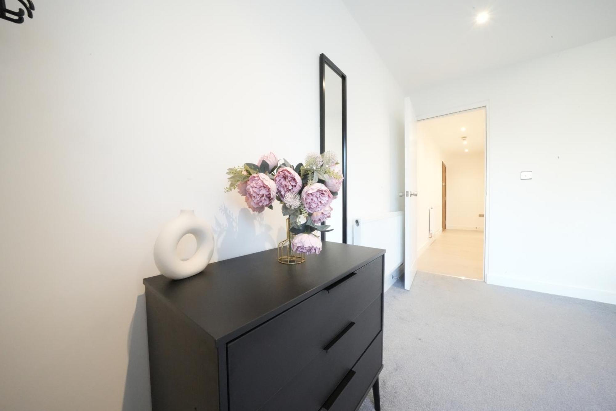 10 Min Drive To Airport - Free Parking - 15 Min Bus Ride - Ev Charge Available Appartamento *