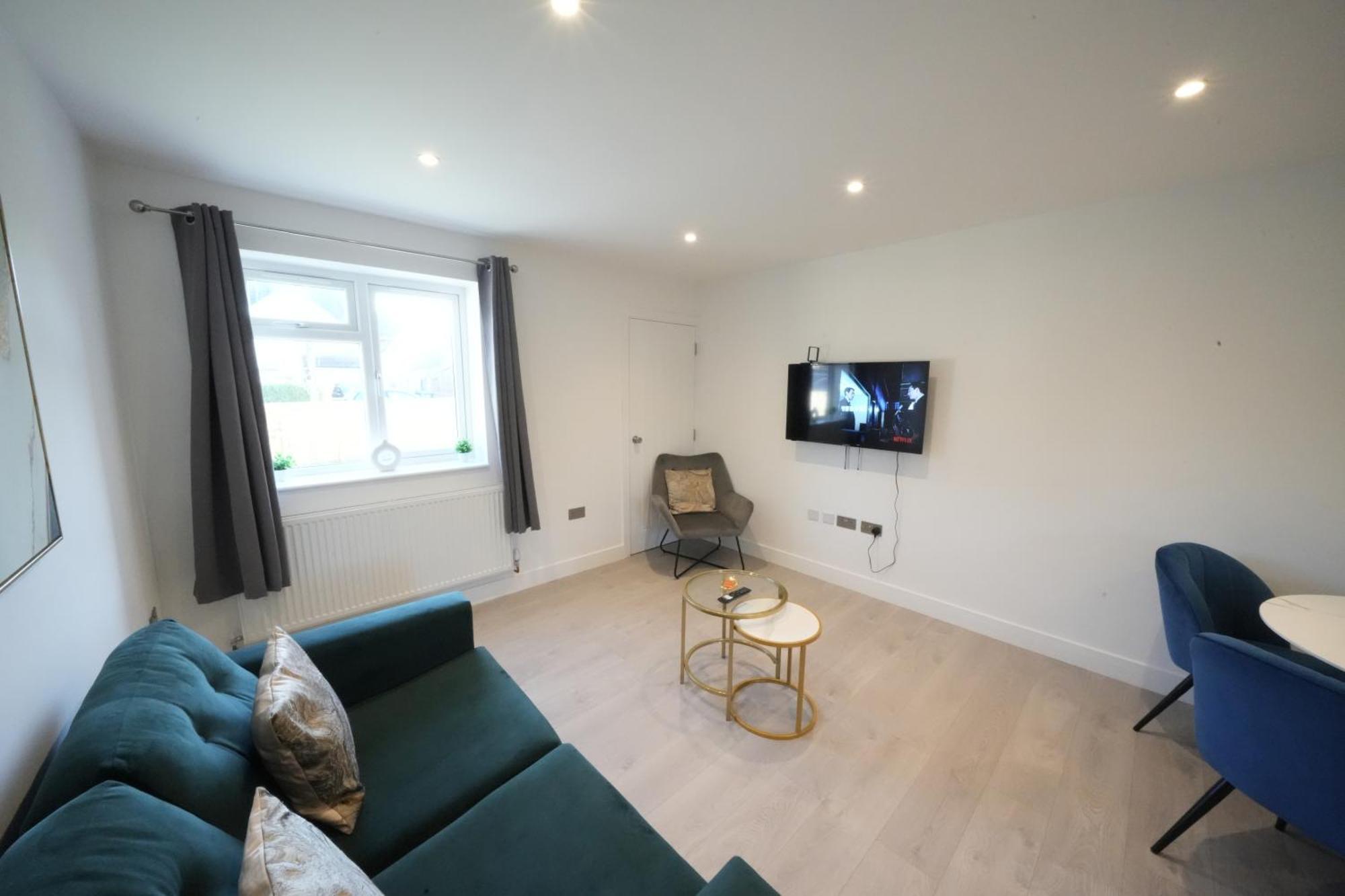 10 Min Drive To Airport - Free Parking - 15 Min Bus Ride - Ev Charge Available Appartamento