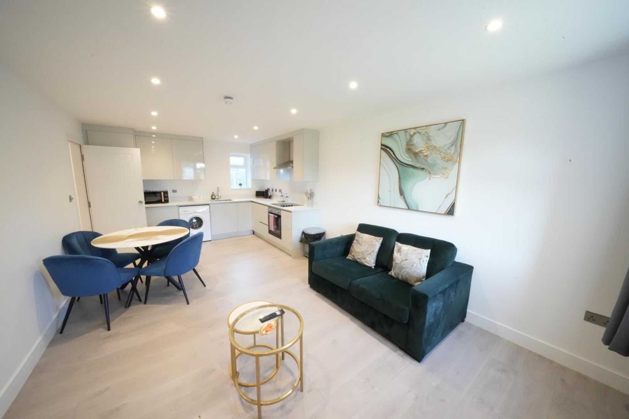 10 Min Drive To Airport - Free Parking - 15 Min Bus Ride - Ev Charge Available Appartamento Stanwell