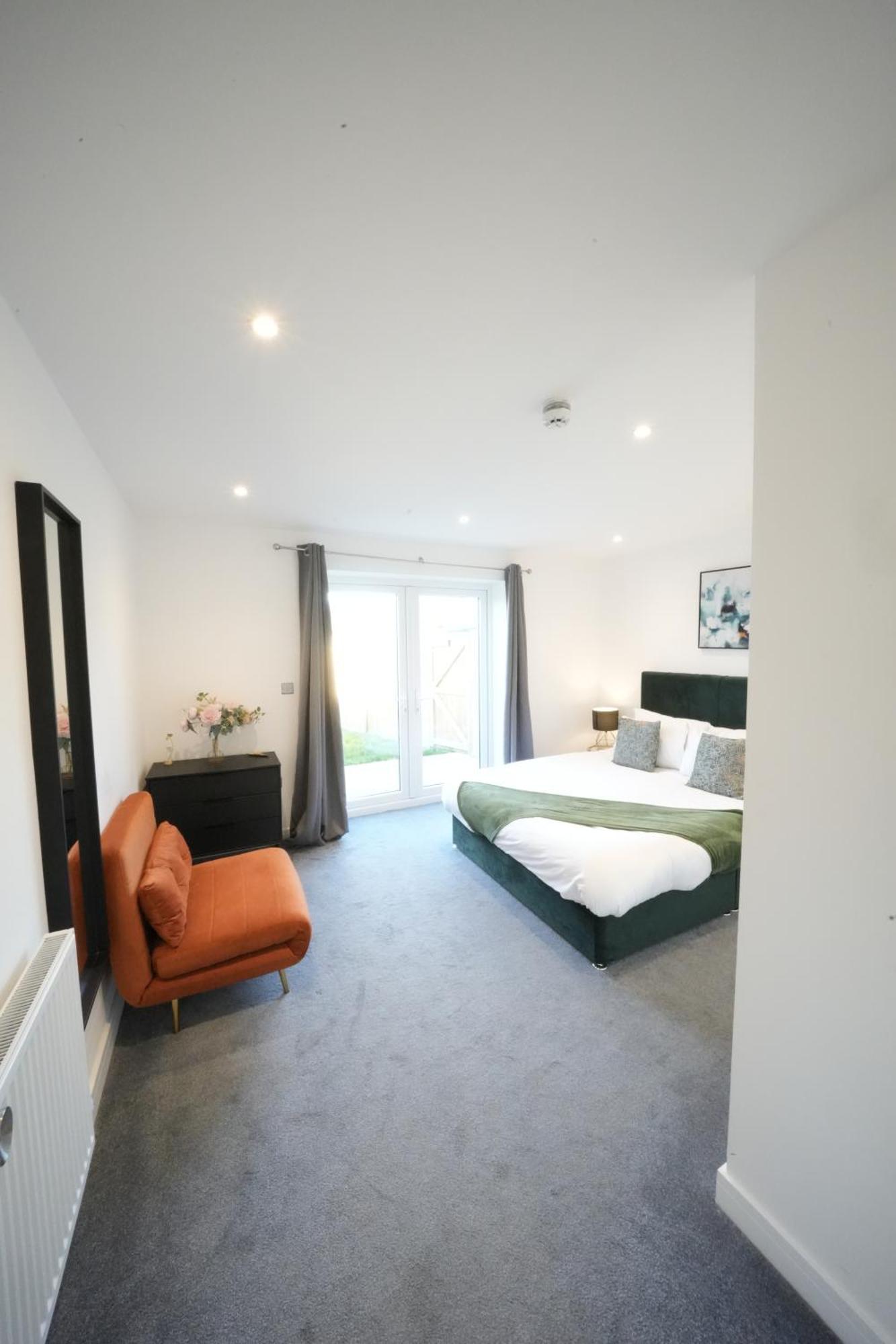 Appartamento 10 Min Drive To Airport - Free Parking - 15 Min Bus Ride - Ev Charge Available *