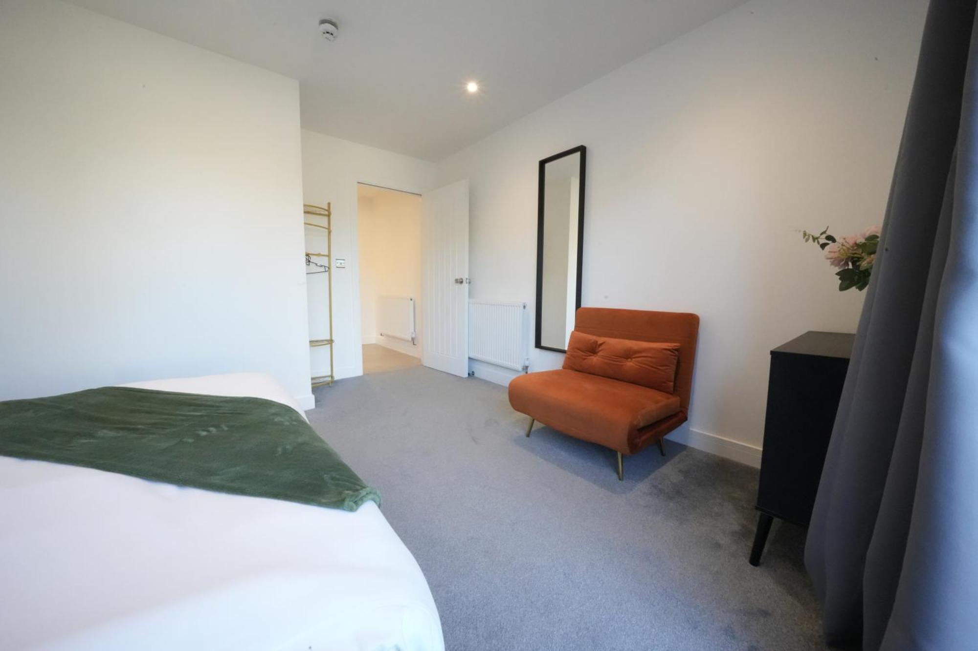 10 Min Drive To Airport - Free Parking - 15 Min Bus Ride - Ev Charge Available * Stanwell