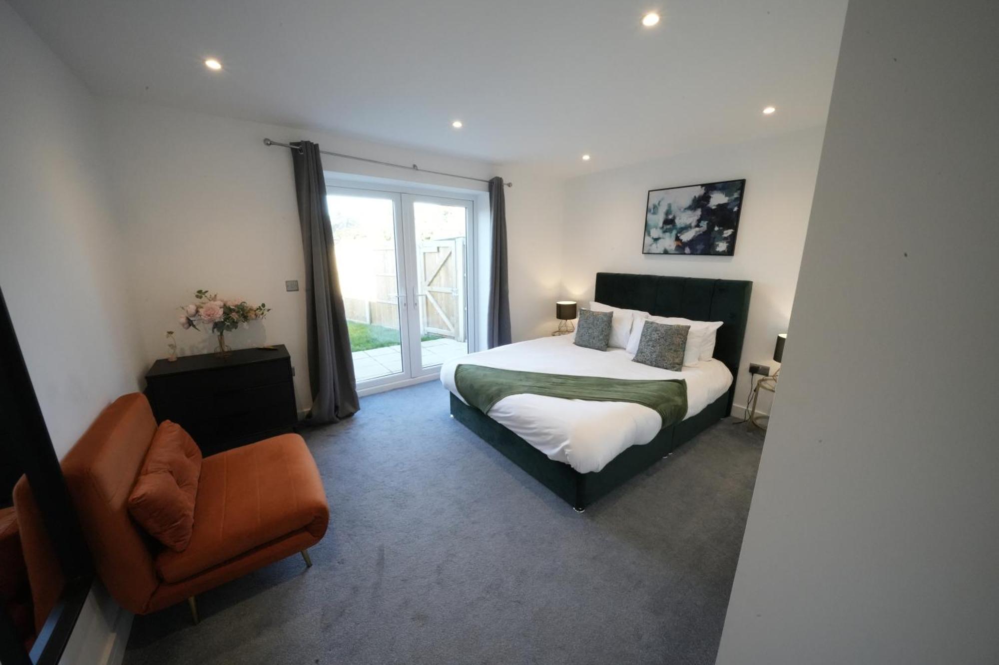 10 Min Drive To Airport - Free Parking - 15 Min Bus Ride - Ev Charge Available Appartamento Stanwell