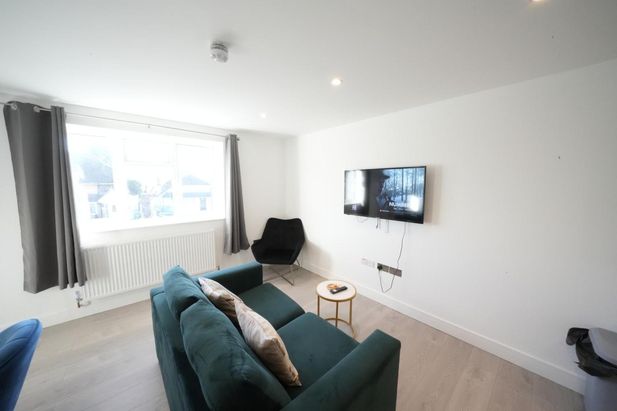 Appartamento 10 Min Drive To Airport - Free Parking - 15 Min Bus Ride - Ev Charge Available