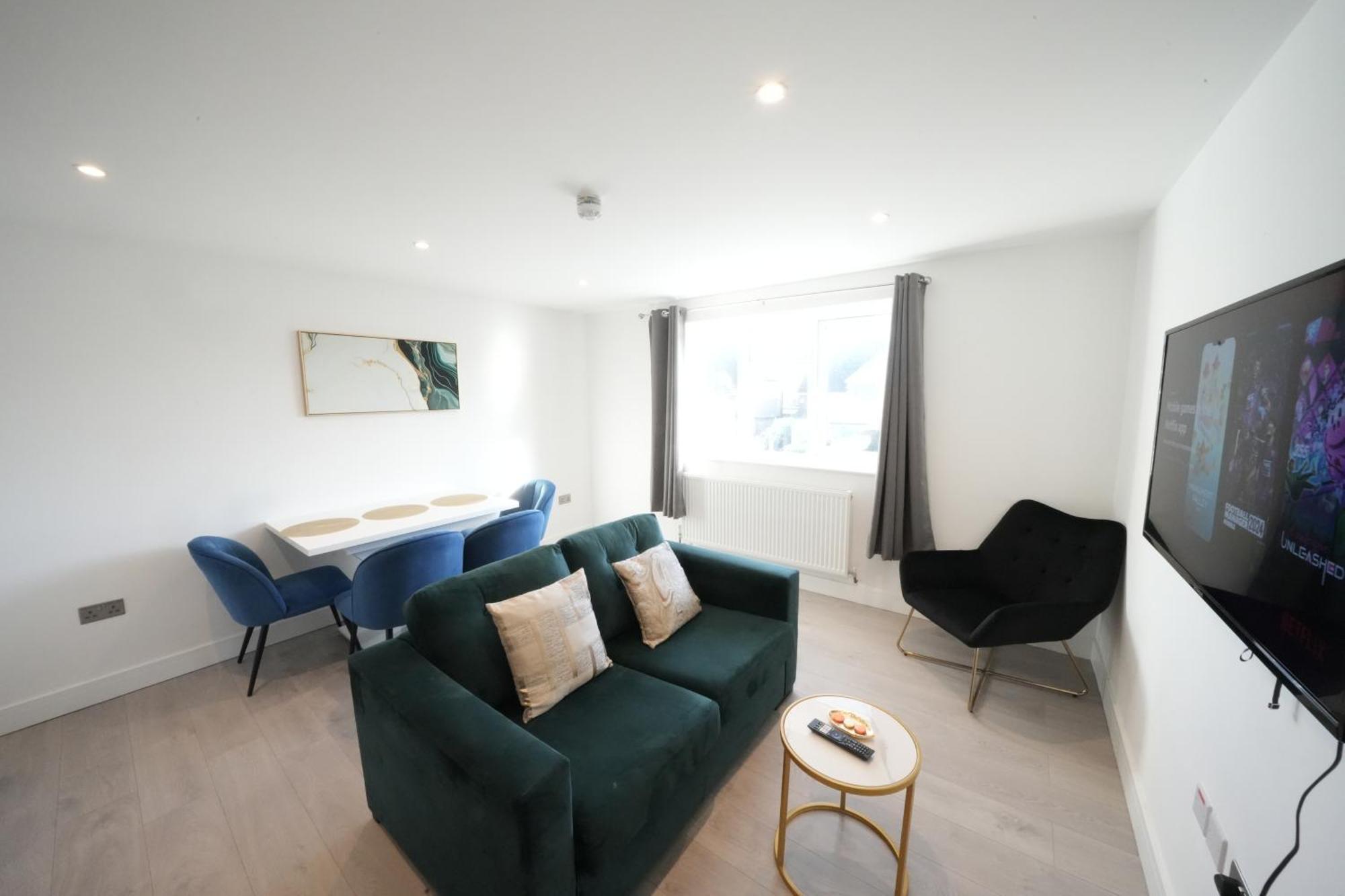 10 Min Drive To Airport - Free Parking - 15 Min Bus Ride - Ev Charge Available Appartamento Stanwell