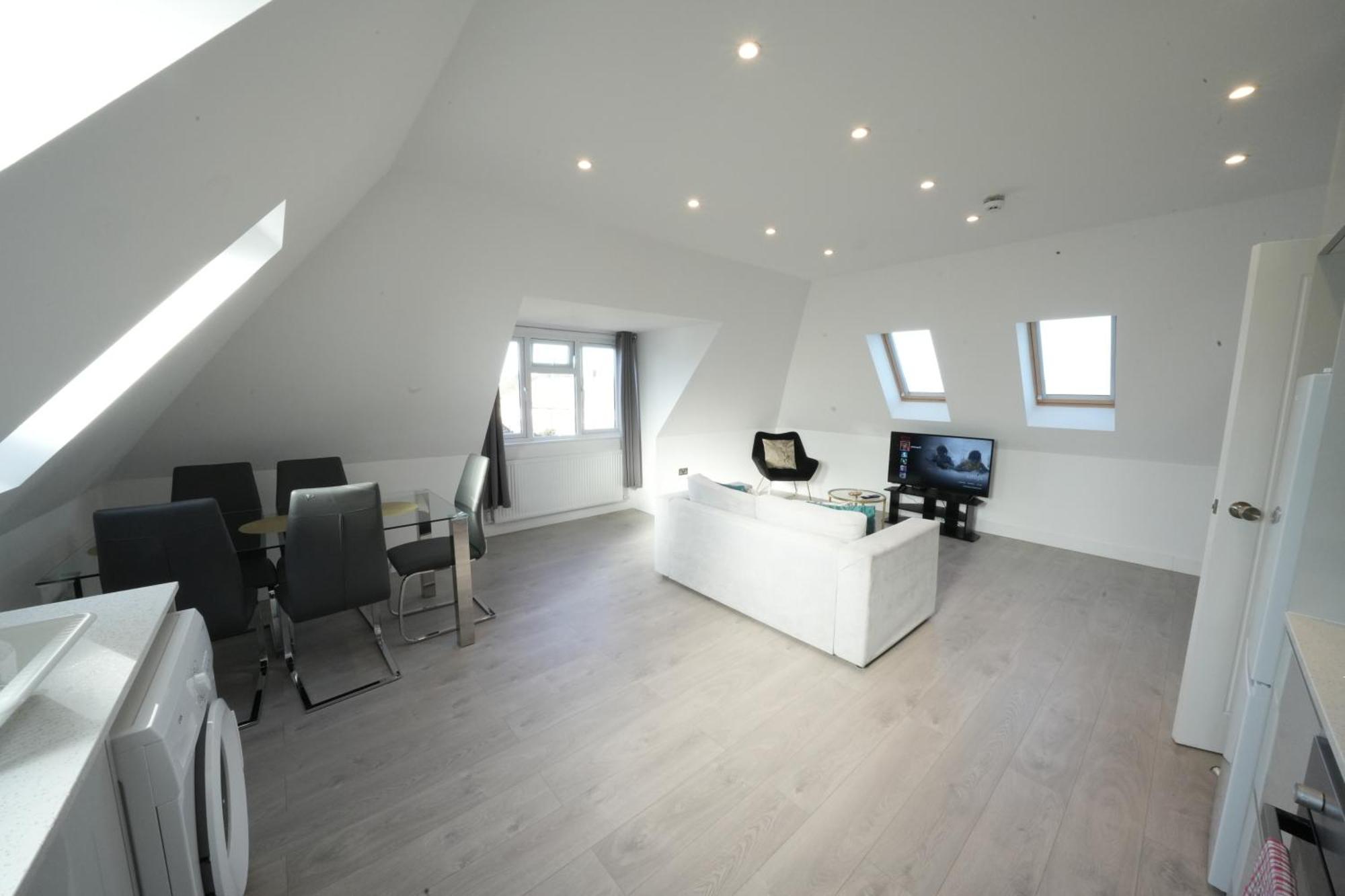 10 Min Drive To Airport - Free Parking - 15 Min Bus Ride - Ev Charge Available Appartamento Stanwell