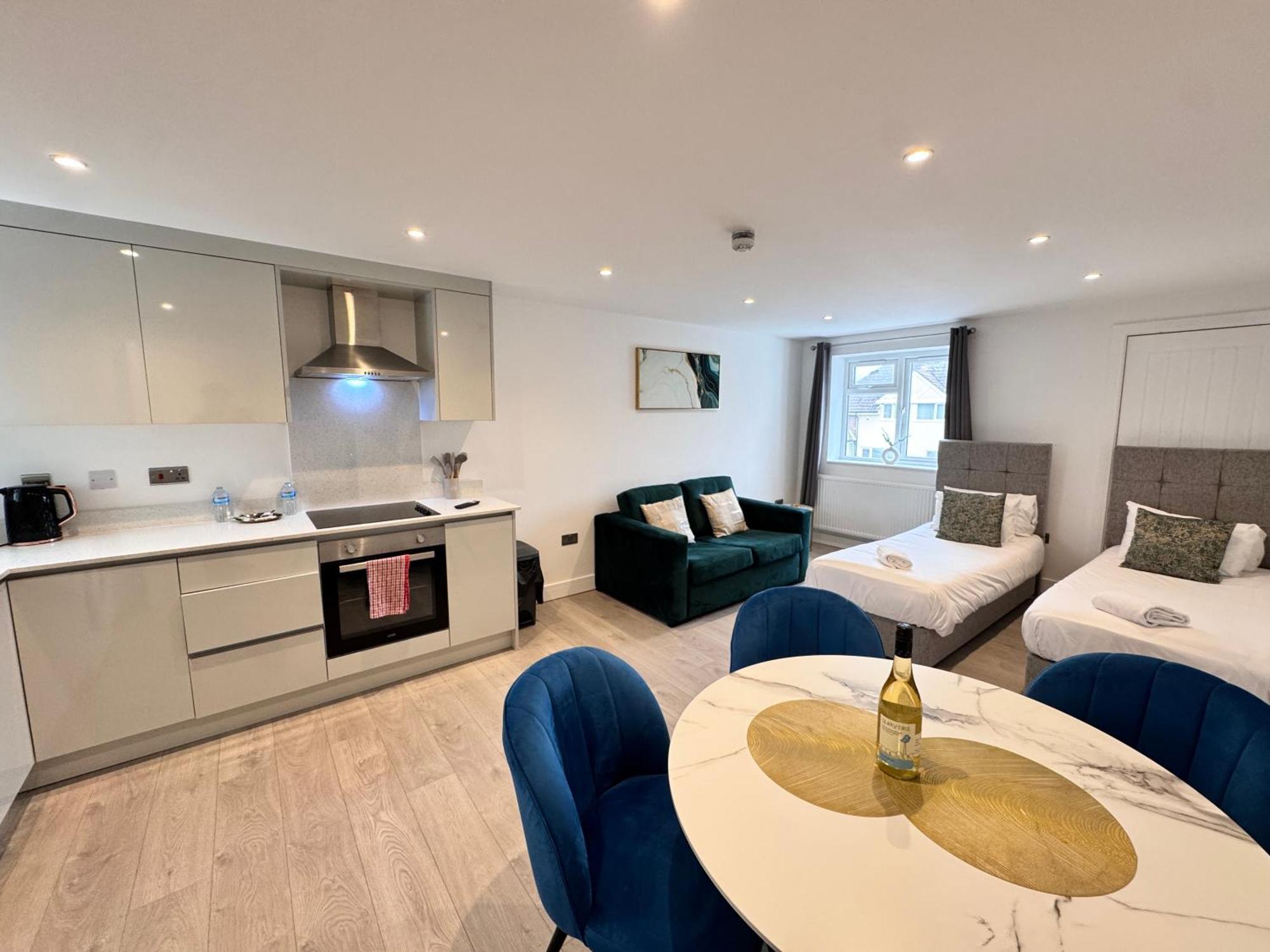 10 Min Drive To Airport - Free Parking - 15 Min Bus Ride - Ev Charge Available Stanwell