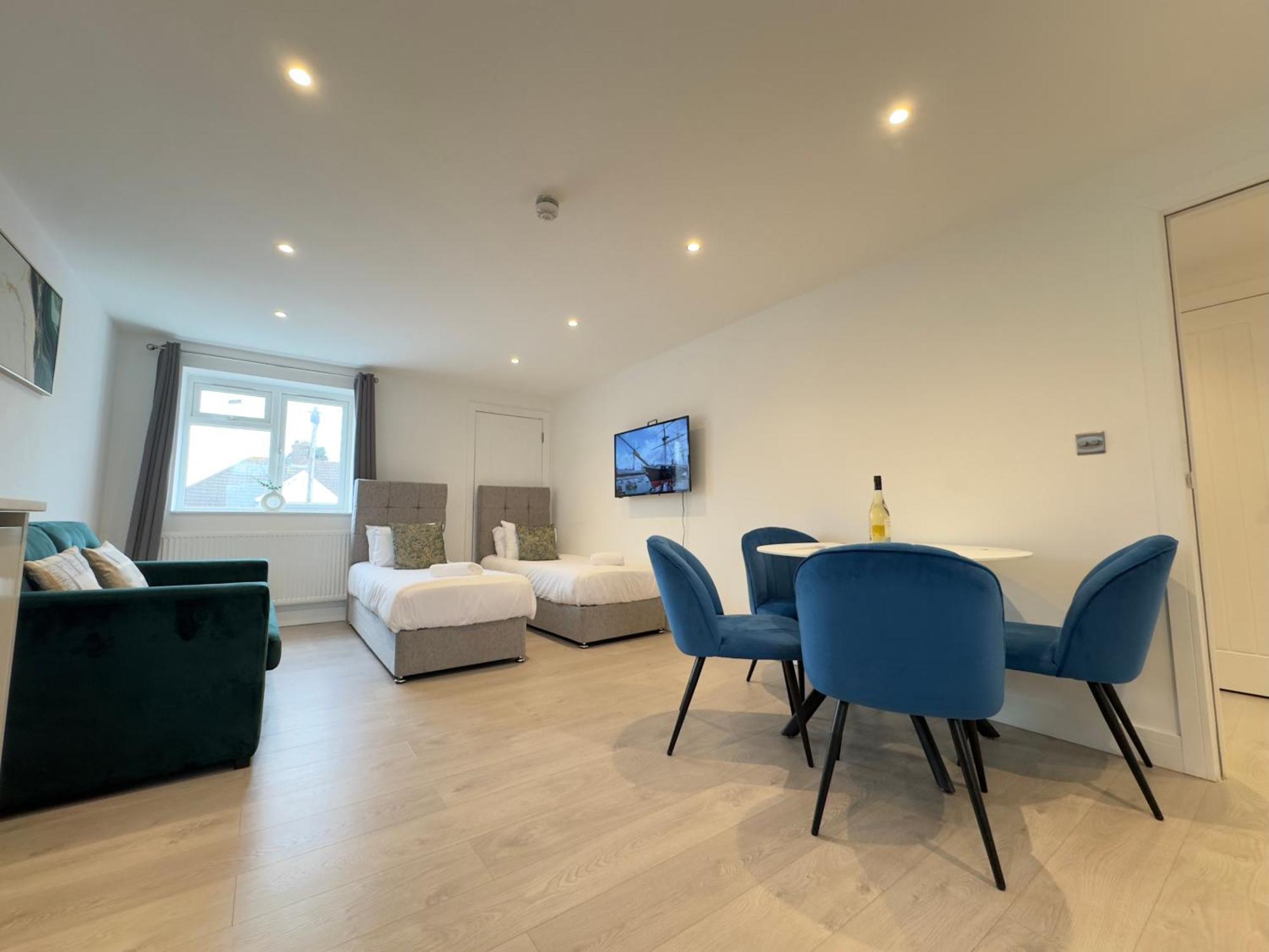 10 Min Drive To Airport - Free Parking - 15 Min Bus Ride - Ev Charge Available Appartamento Stanwell