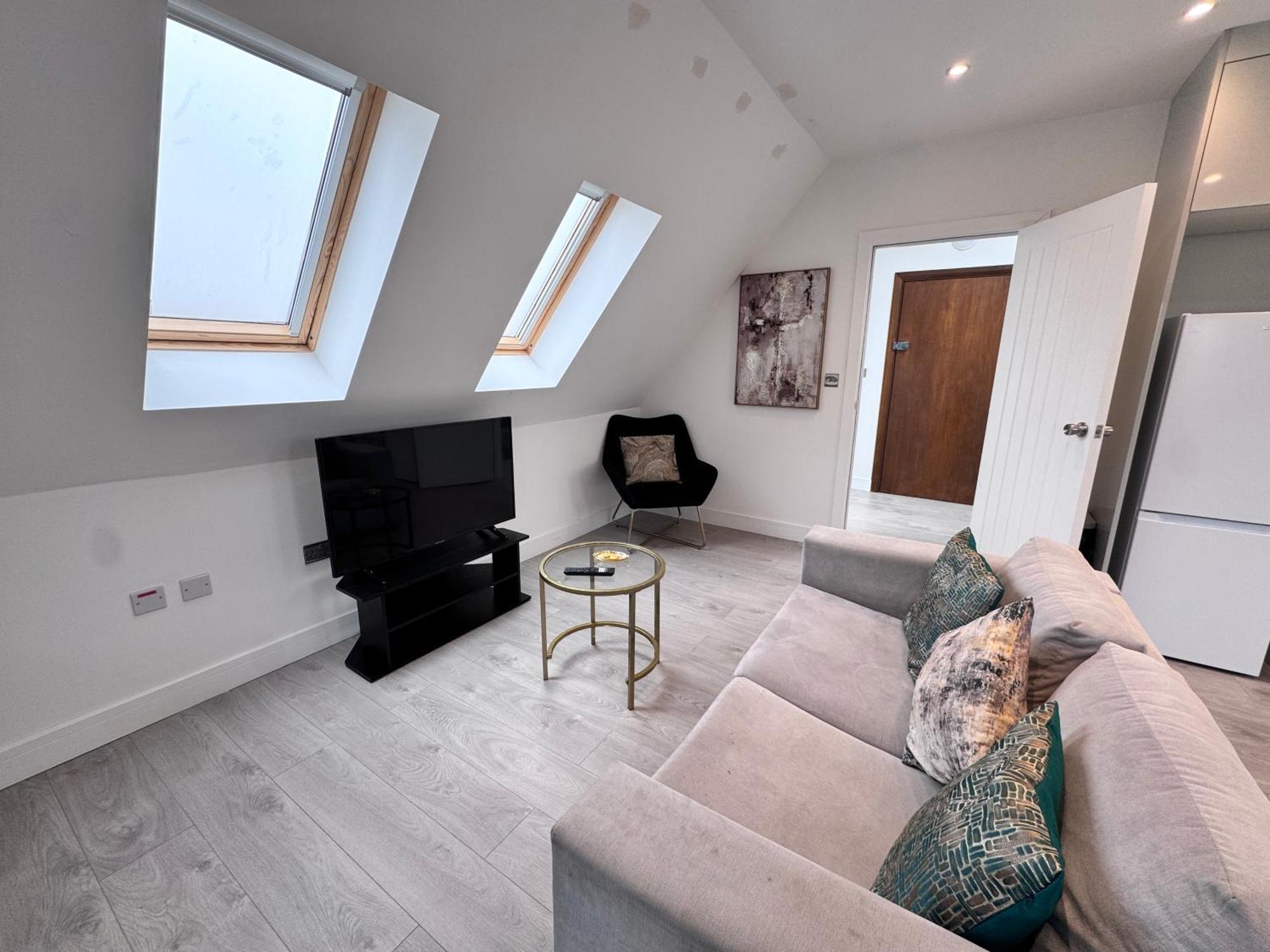 Appartamento 10 Min Drive To Airport - Free Parking - 15 Min Bus Ride - Ev Charge Available *