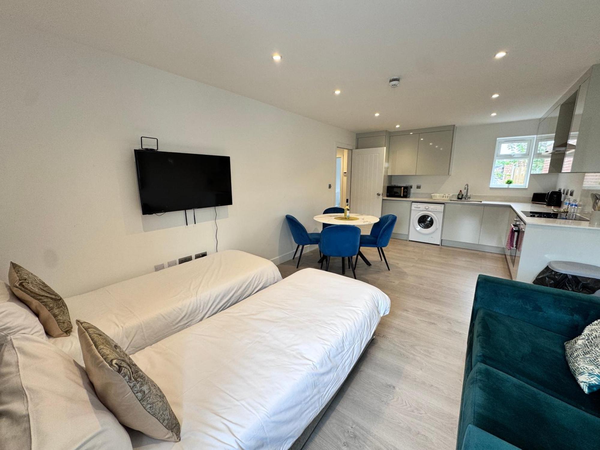 10 Min Drive To Airport - Free Parking - 15 Min Bus Ride - Ev Charge Available Appartamento