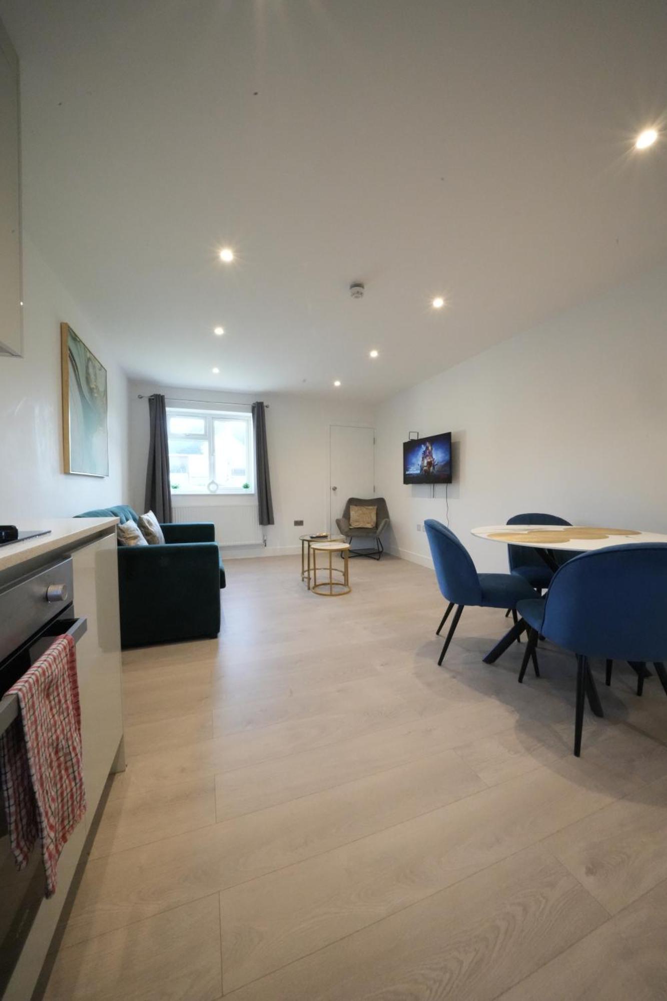 10 Min Drive To Airport - Free Parking - 15 Min Bus Ride - Ev Charge Available *