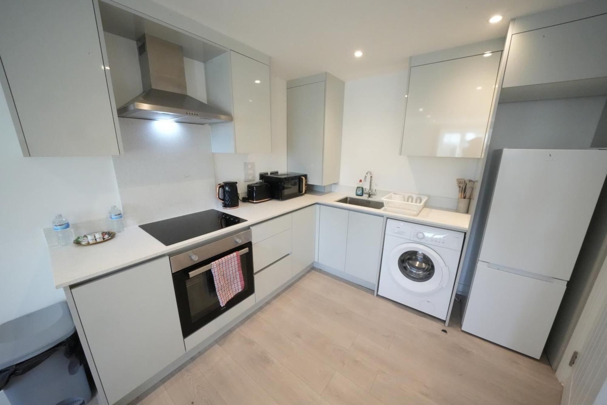10 Min Drive To Airport - Free Parking - 15 Min Bus Ride - Ev Charge Available Stanwell